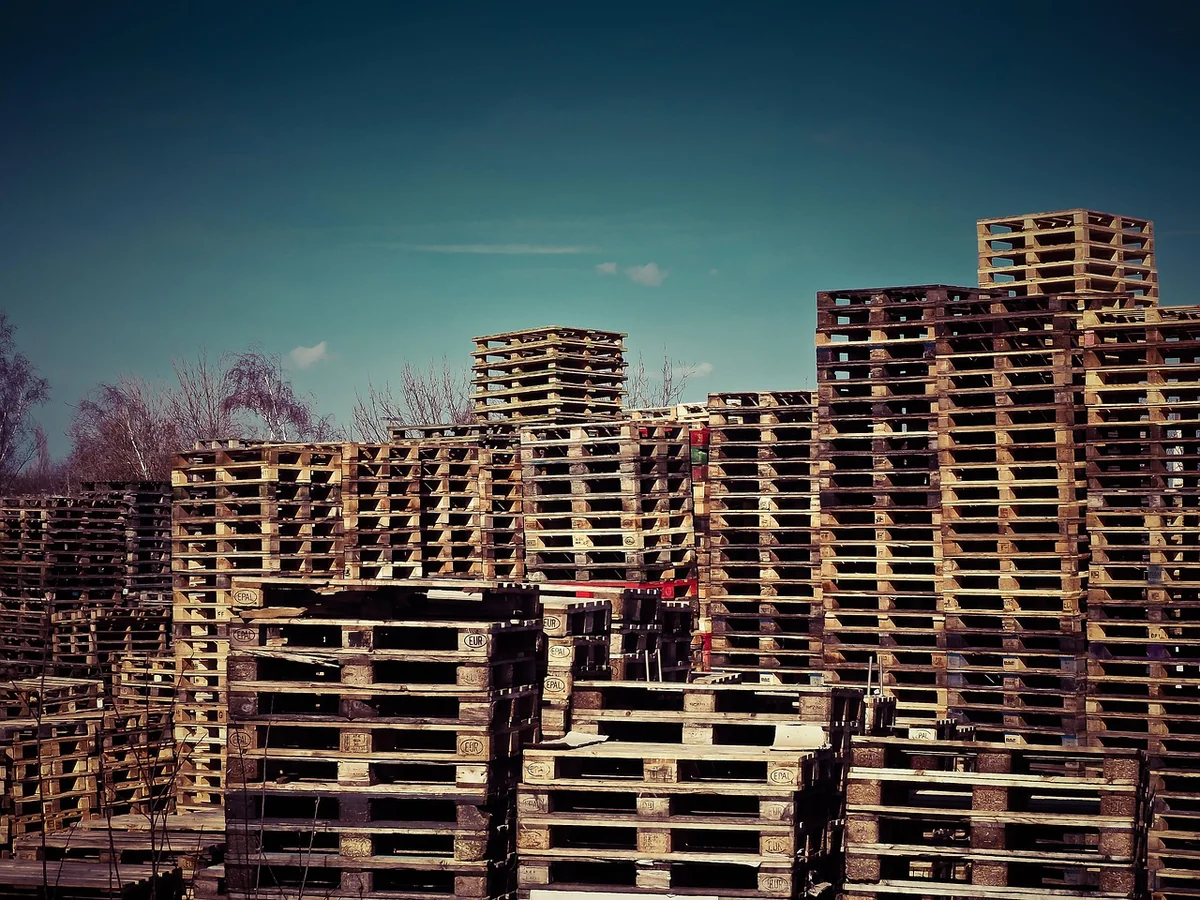 Aménager un petit jardin de ville avec des palettes : 15 idées géniales 2026